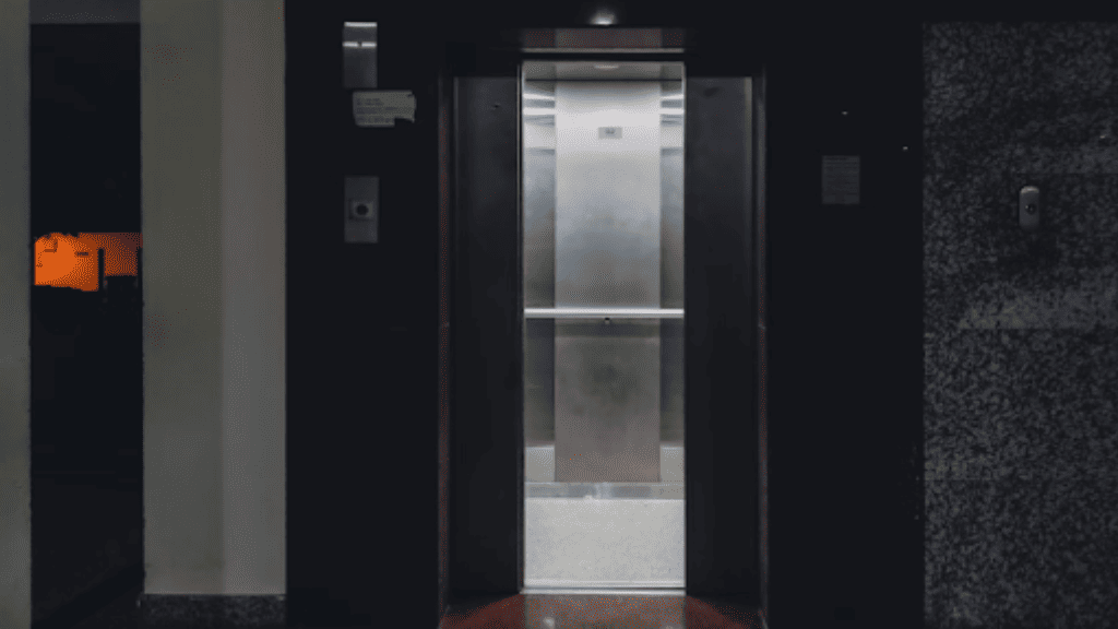 lift dalam kantor